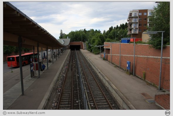 Mortensrud T-banestasjon sett fra den sørlige tunnelmunningen. I bilderetning mot Skullerud. Foto: SN.
