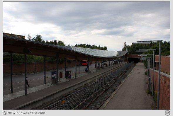 Oversiktsbilde over Mortensrud T-banestasjon. Fra Spor 1 mot Spor 2. Foto: SN.