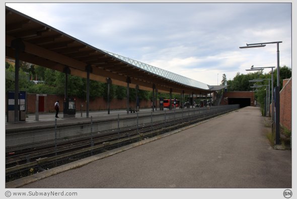 Mortensrud T-banestasjon. Sett fra den sørlige endedelen på Spor 1. Vestover mot Skullerud. Foto: SN.