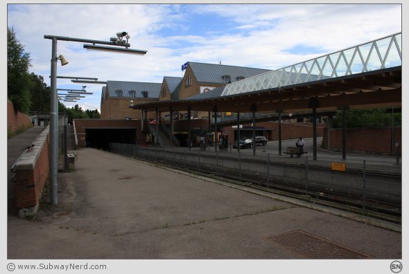 Mortensrud T-banestasjon sett fra midtpunktet på Spor 1. I bilderetning mot endedelen av stasjonen. Foto: SN.