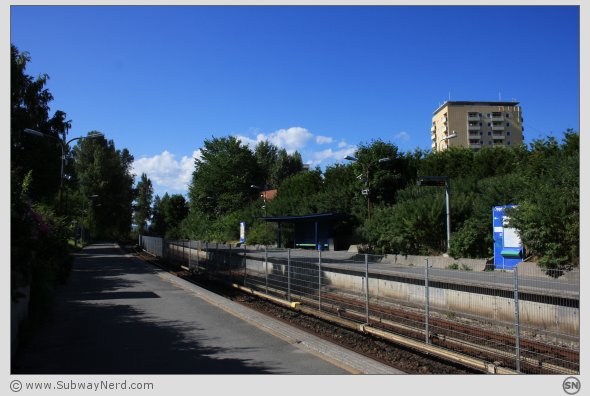 Litt mer av stasjonsmiljøet på Spor 1 mot Spor 2. I billedretning vestover. Foto: SN.