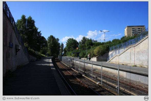 Oppsal T-banestasjon sett fra den sør-østlige endedelen, ved tunnelmunningen. I billedretning mot Skøyenåsen. Foto: SN.