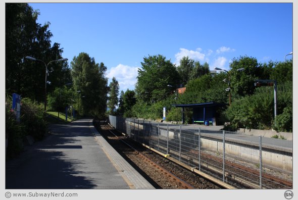 Ved mitdtpunktet på Oppsal T-banestasjon på Spor 1. I bilderetning mot Skøyenåsen. Foto: SN.