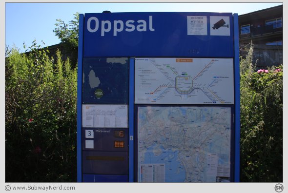 T-baneboardet på Oppsal T-banestasjon. Spor 1. Utslitt og på vent. Foto: SN.