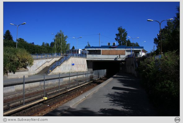 Ved midtpunktet på Oppsal T-banestasjon. Spor 1 og i billedretning mot Ulsrud. Foto: SN.