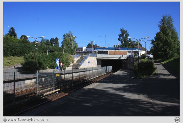 Rett over midten av T-banestasjonen. Fra Spor 1 mot Spor 2. Adkomstpunktene synes og møtes. I billedretning mot Ulsrud. Foto: SN.