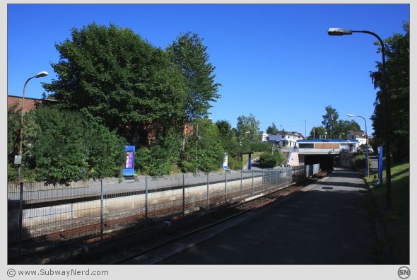 Mer av stasjonsmiljøet på Oppsal T-banestasjon. Fra Spor 1 og med nesen sør-østover. Foto: SN.