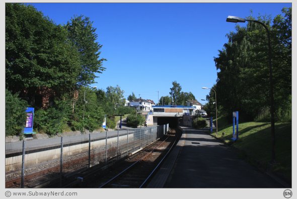 Oppsal T-banestasjon sett fra den vestlige endedelen. Spor 1 og i billedretning mot Ulsrud. Foto: SN.