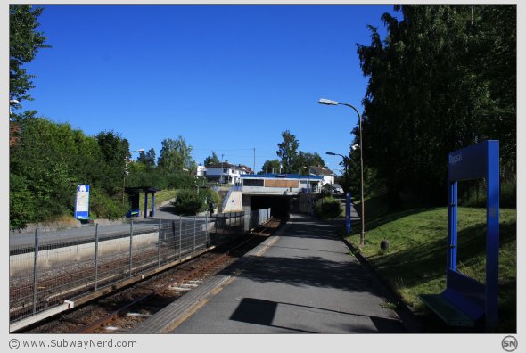 Fra Spor 1 mot Spor 2. Grønt og flott, men akk så nedslitt. Foto: SN.