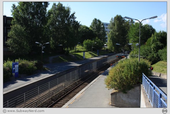 Oversiktsbilde over Oppsal T-banestasjon fra nedgangen til Spor 2. I billedretning vestover. Foto: SN.