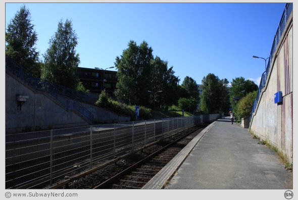 Oppsal T-banestasjon sett fra den sør-østlige endedelen på Spor 2. I billedretning mot Skøyenåsen. Foto: SN.