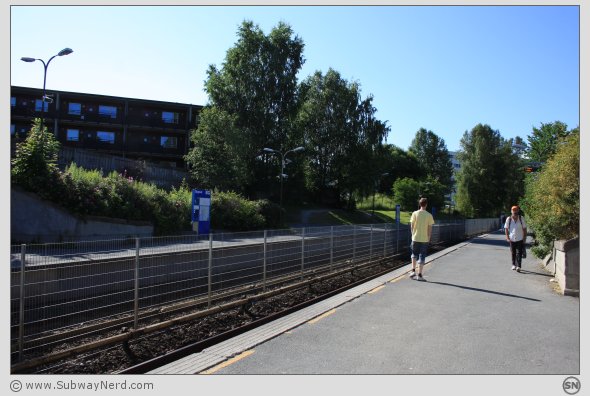 Mens man venter på Linje 3 mot Storo. Fra Spor 2. Vestover. Foto: SN.