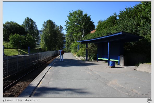 Ved midtpunktet på Oppsal T-banestasjon. Spor 2 og i billedretning mot Skøyenåsen. Foto: SN.
