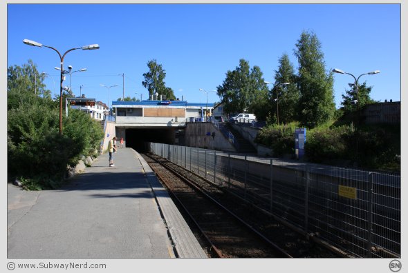 Ved midtpunktet på Oppsal T-banestasjon. Spor 2 og i billedretning mot Ulsrud. Foto: SN.