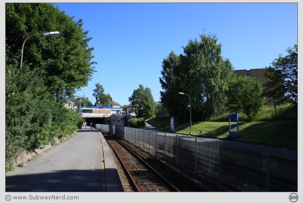 Oppsal T-banestasjon sett fra den vestlige endedelen av Spor 2. I billedretning mot Ulsrud. Foto: SN.