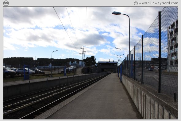 Oversiktsbilde over Skullerud T-banestasjon. Sett fra Spor 1 mot sør-øst. Foto: SN.