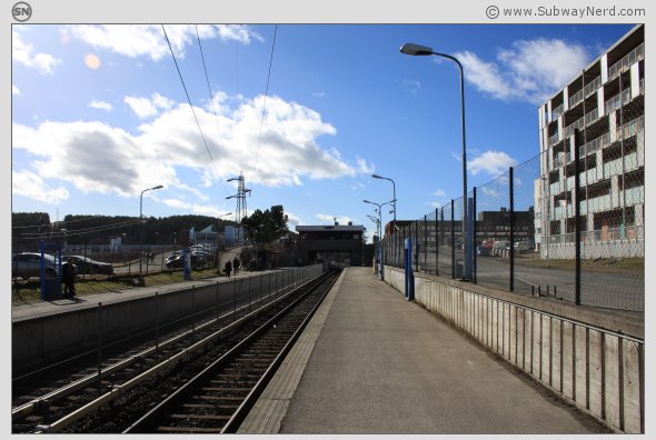 Mot midtdelen på Skullerud T-banestasjon. Spor 1. I billedretning mot Mortensrud. Foto: SN.