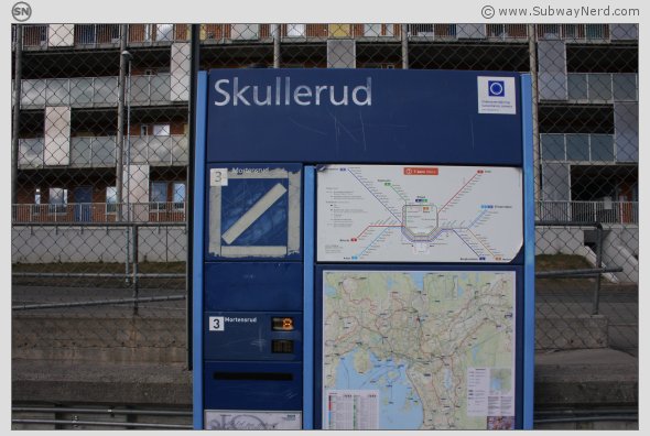 Et slitt T-baneboard med linjekart og rutetider på Spor 1. Foto: SN.