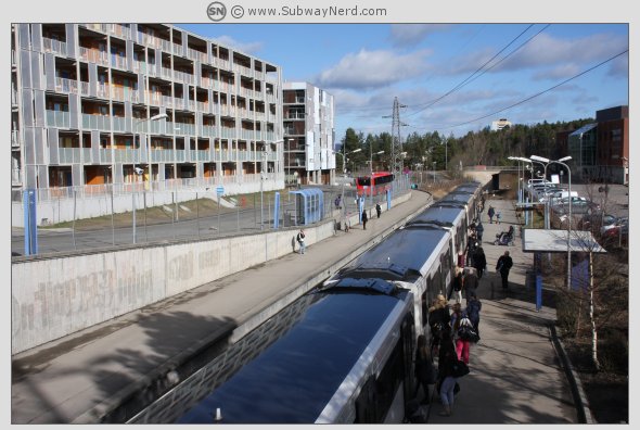 Trafikkoversiktsbilde fra gateplan ned mot Spor 2. Skullerud T-banestasjon. Foto: SN.