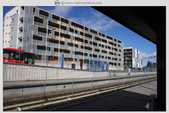 Sett fra leskuret på Spor 2 mot blokkbebyggelsen på Spor 1. Foto: SN.