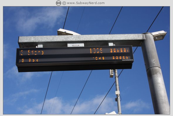 Sanntidstavlen på Spor 2. Foto: SN.