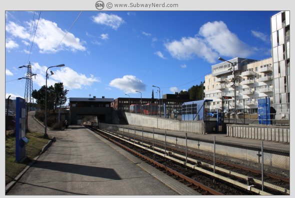 Litt mer av stasjonsmiljøet på Skullerud T-banestasjon. Fra Spor 2 mot 1. I billedretning mot Mortensrud. Foto: SN.