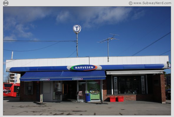 Enhver T-banestasjon med respekt for seg selv, har en Narvesen-kiosk. Foto: SN.