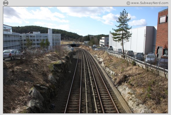 Skinnegangen mot Mortensrud. Legg merke til tunnelen litt i det fjerne. Foto: SN.