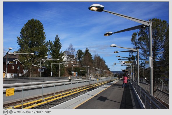 Litt mer av stasjonen. Sett fra siden på Spor 2. I vestgående retning. Foto: SN.