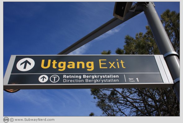 Ypperlig skilting. Stilig er den også. Foto: SN.