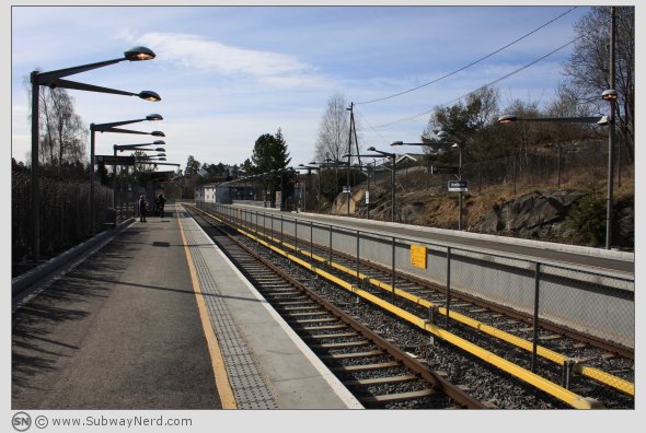 Oversiktsbilde over Brattlikollen T-banestasjon. Sett fra vestlig endedel på Spor 2. Mot Karlsrud. Foto: SN.