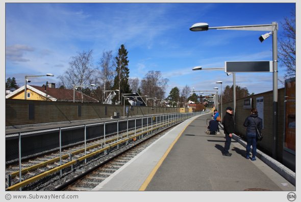 Karlsrud T-banestasjon sett fra Spor 2. Mot Brattlikollen. Foto: SN.