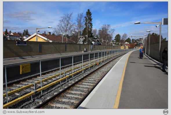 Oversiktsbilde av Karlsrud T-banestasjon sett fra Spor 2 mot 1. I vestlig retning. Foto: SN.