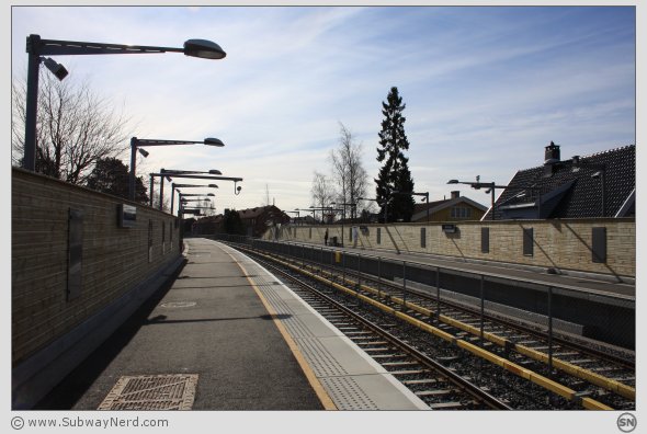 Ved midtpunktet på Spor 2. Karlsrud T-banestasjon. I billedretning mot Lambertseter. Foto: SN.