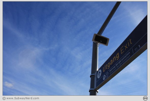 Skilting mot Spor 1 og flott himmel i bakgrunnen. Foto: SN.