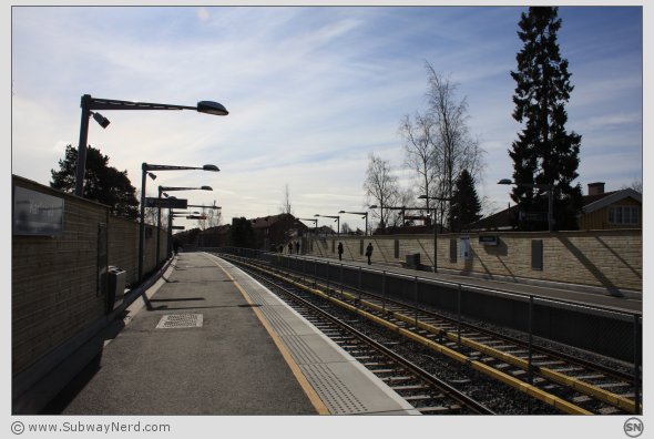 Mot endedelen på Spor 2 i sør-østlig retning. Karlsrud T-banestasjon. Foto: SN.