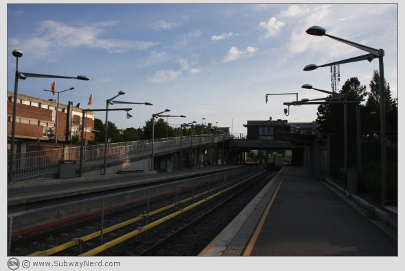 Mot midtdelen på Manglerud T-banestasjon. Spor 1. I billedretning mot Ryen. Foto: SN.
