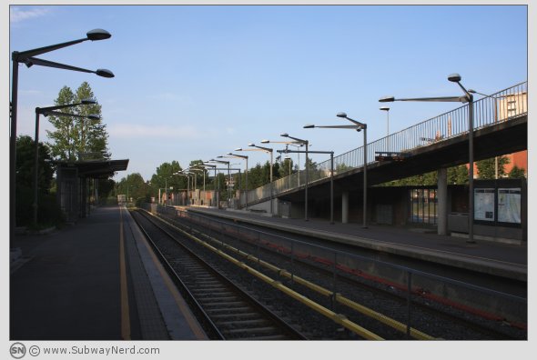 Manglerud T-banestasjon, sett fra sør-østlige endedelen av Spor 1. I billedretning mot Høyenhall. Foto: SN.