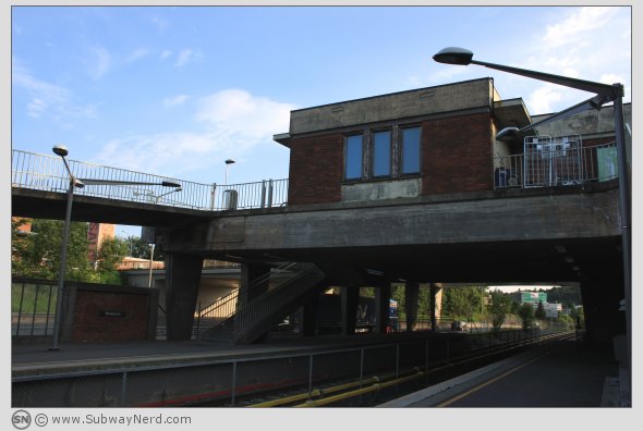 Ved tunneldelen og gateplan på andre nivå. Manglerud T-banestasjon, Spor 1. Foto: SN.