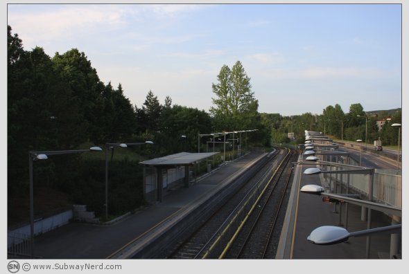 Oversiktsbilde over Manglerud T-banestasjon, sett fra øvre gateplan. Mot Spor 2. Foto: SN.