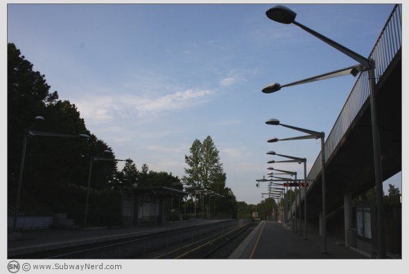 Oversiktsbilde over Manglerud T-banestasjon fra Spor 2. I vestlig bilderetning. Foto: SN.