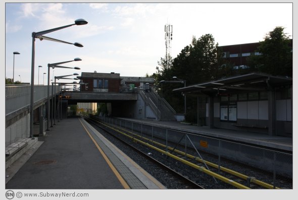 Midtdelen på Manglerud T-banestasjon. Spor 2. Sett i sør-østlig bilderetning. Foto: SN.