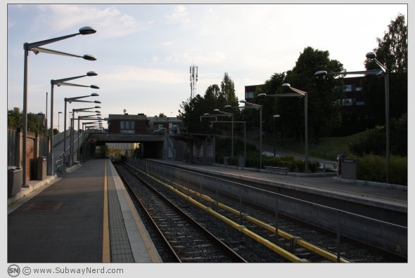 Oversiktsbilde over Manglerud T-banestasjon. Sett fra den vestlige endedelen av Spor 2. I billedretning mot Ryen. Foto: SN.