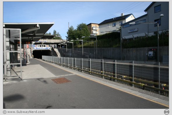 Sett fra leskuret på Spor 2. Tett, men helt greit. I billedretning mot Romsås. Foto: SN.