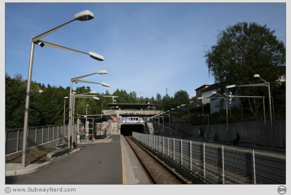 Fra midtpartiet på Grorud T-banestasjon. Spor 2 og i billedretning nordover. Foto: SN.