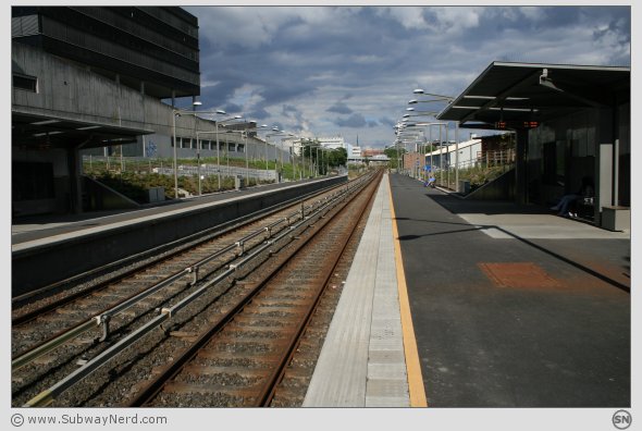 Hasle T-banestasjon sett fra sør-endedelen av Spor 1. I billedretning mot Lørensvingen og Økern. Foto: SN.