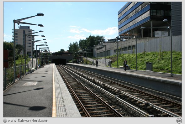 Hasle T-banestasjon sett fra den nordlige endedelen på Spor 1. I billedretning mot Carl Berners Plass. Foto: SN.