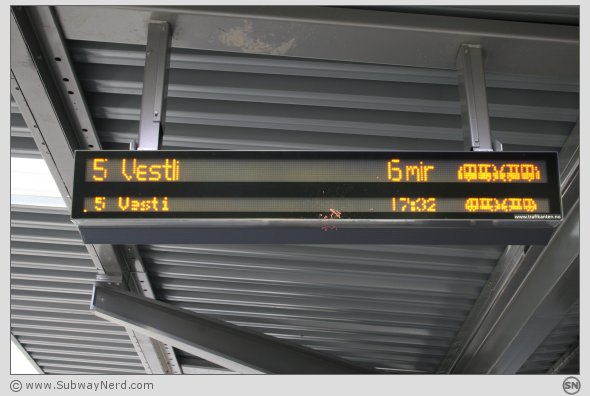 Sanntidstavlen på Spor 1. Hasle T-banestasjon. Foto: SN.