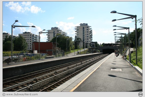 Hasle T-banestasjon sett fra den nordlige endedelen på Spor 2. I billedretning mot Carl Berners Plass. Foto: SN.