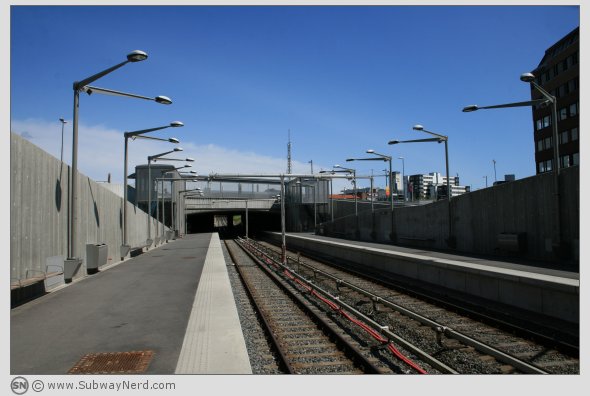 Økern T-banestasjon sett fra den vestlige endedelen av Spor 2. I billedretning mot Risløkka. Foto: SN.